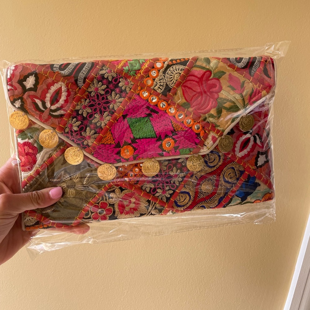 *NEW* Clutch & Crossbody Bag with 2 pockets included inside!